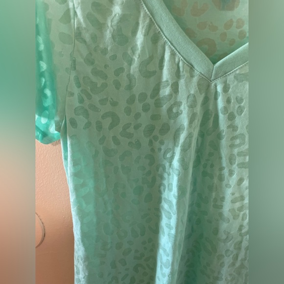 ✨NWT Women’s LuLaRoe Cheetah Print Short Sleeve Shirt Size S - Picture 2 of 8